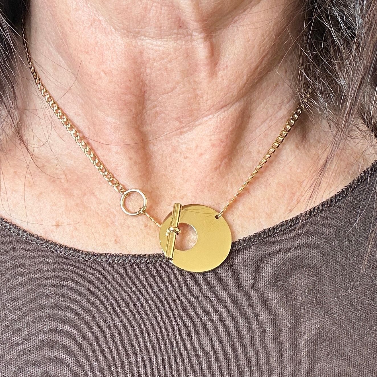 Collana in acciaio dorato con centrale tondo-Zag Bijoux