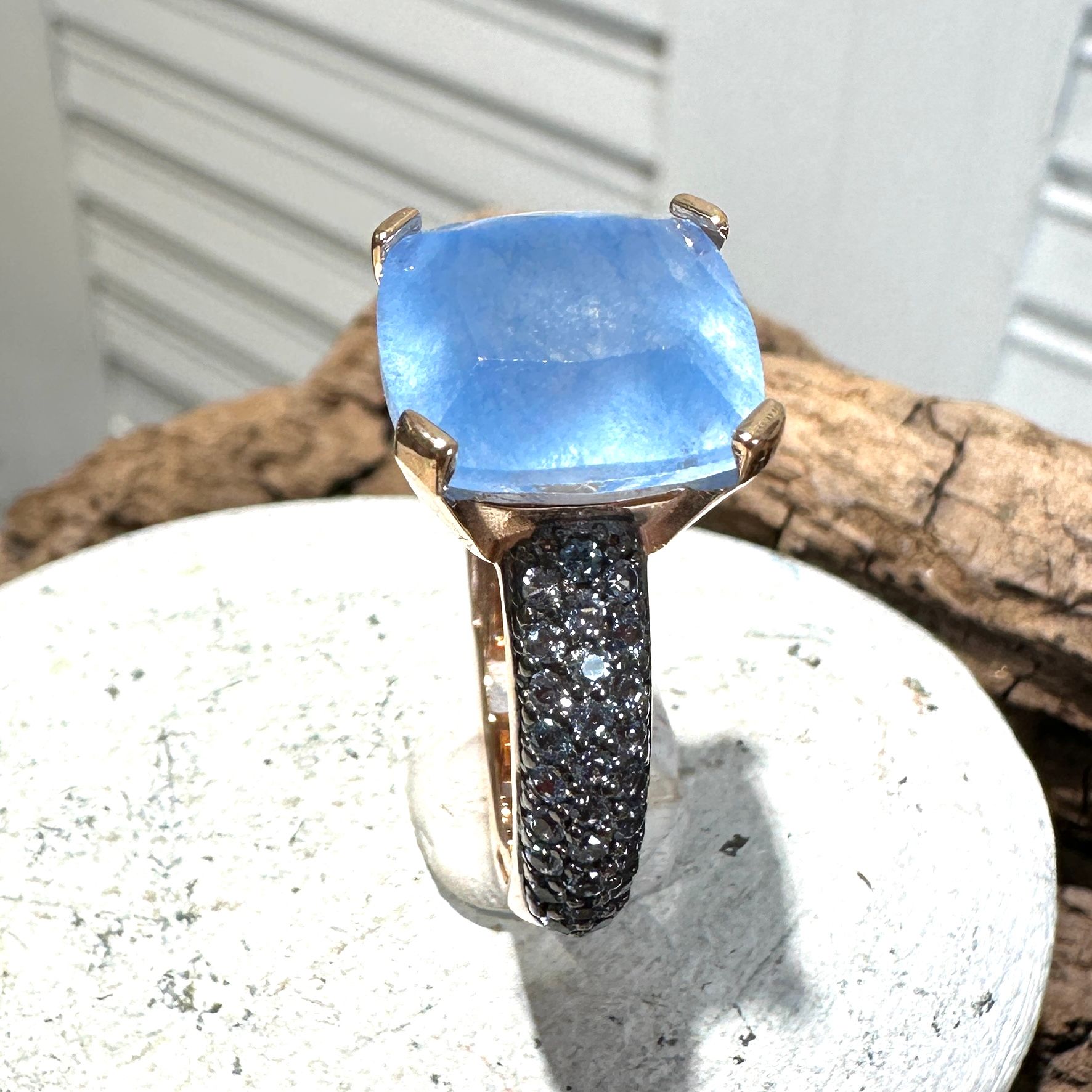 Anello in argento rosa con quarzo azzurro polvere e zirconi azzurri-Lucos Preziosi