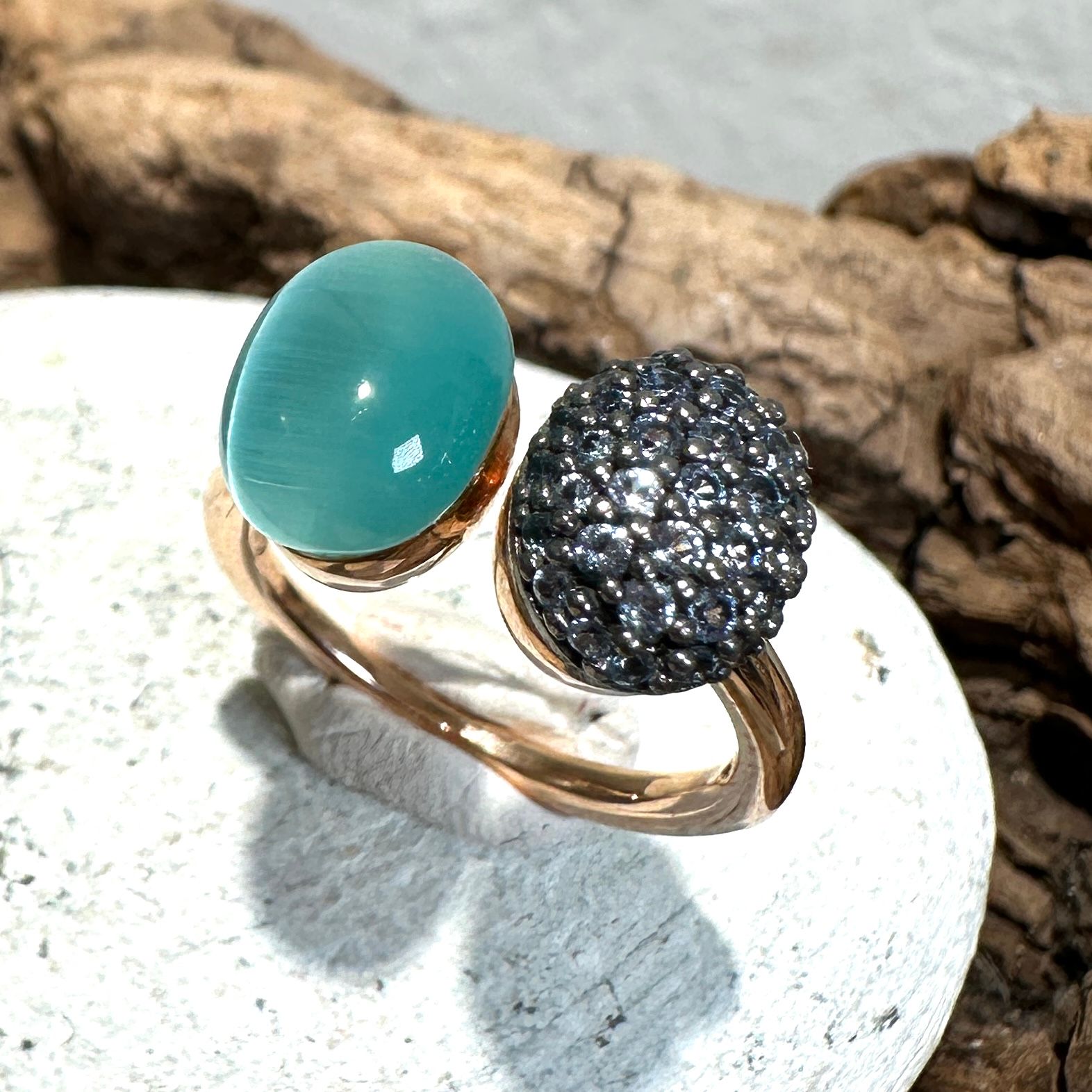 Anello contrariè in argento rosa con quarzo idrotermale azzurro e pavè zirconi azzurri-Lucos Preziosi