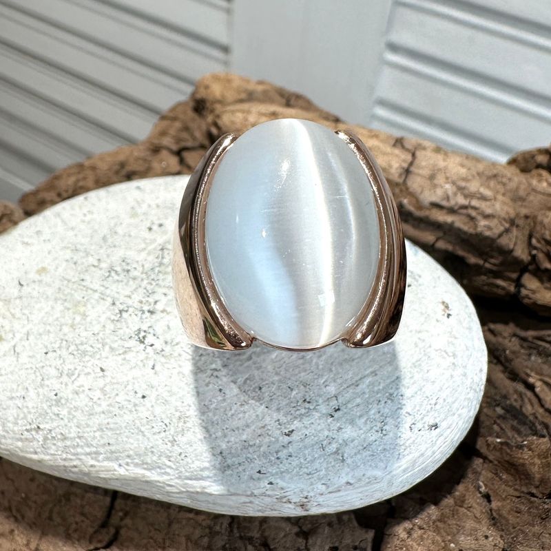 Anello in argento rosa con quarzo idrotermale cabochon tinta crystal-Lucos Preziosi Anello in argento rosa con quarzo idrotermale cabochon tinta crystal-Lucos Preziosi