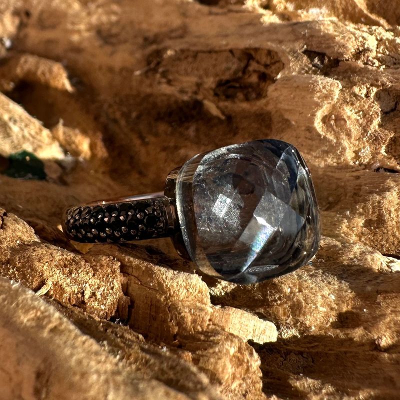 Anello in argento rosa con quarzo idrotermale grigio e zirconi neri-Lucos Preziosi
