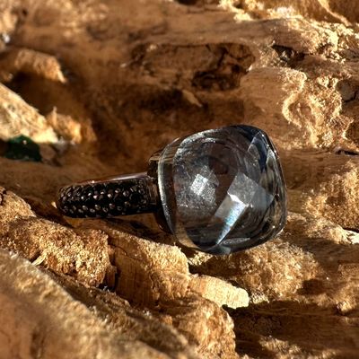 Anello in argento rosa con quarzo idrotermale grigio e zirconi neri-Lucos Preziosi