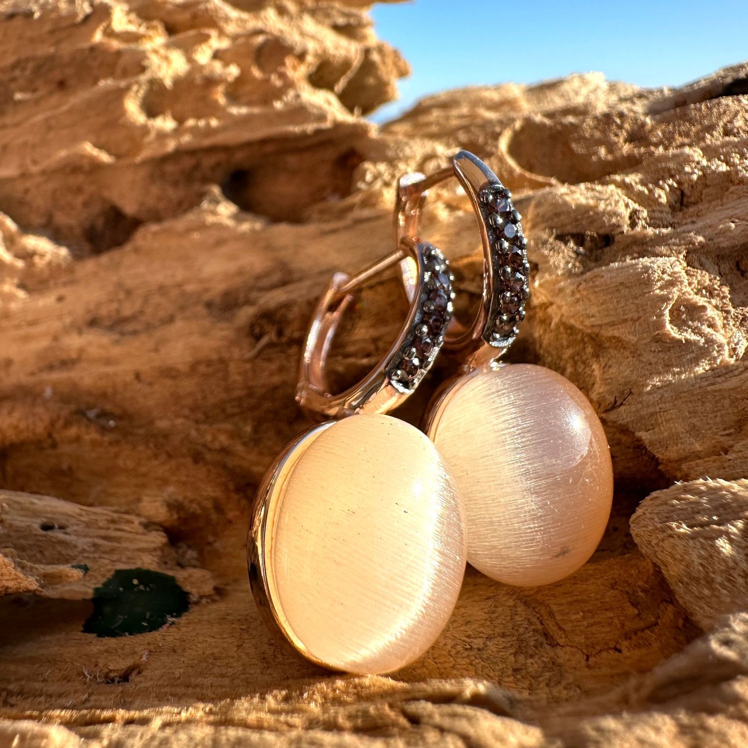 Orecchini in argento rosa con quarzo idrotermale cabochon tinta pesca e zirconi brown-Lucos Preziosi