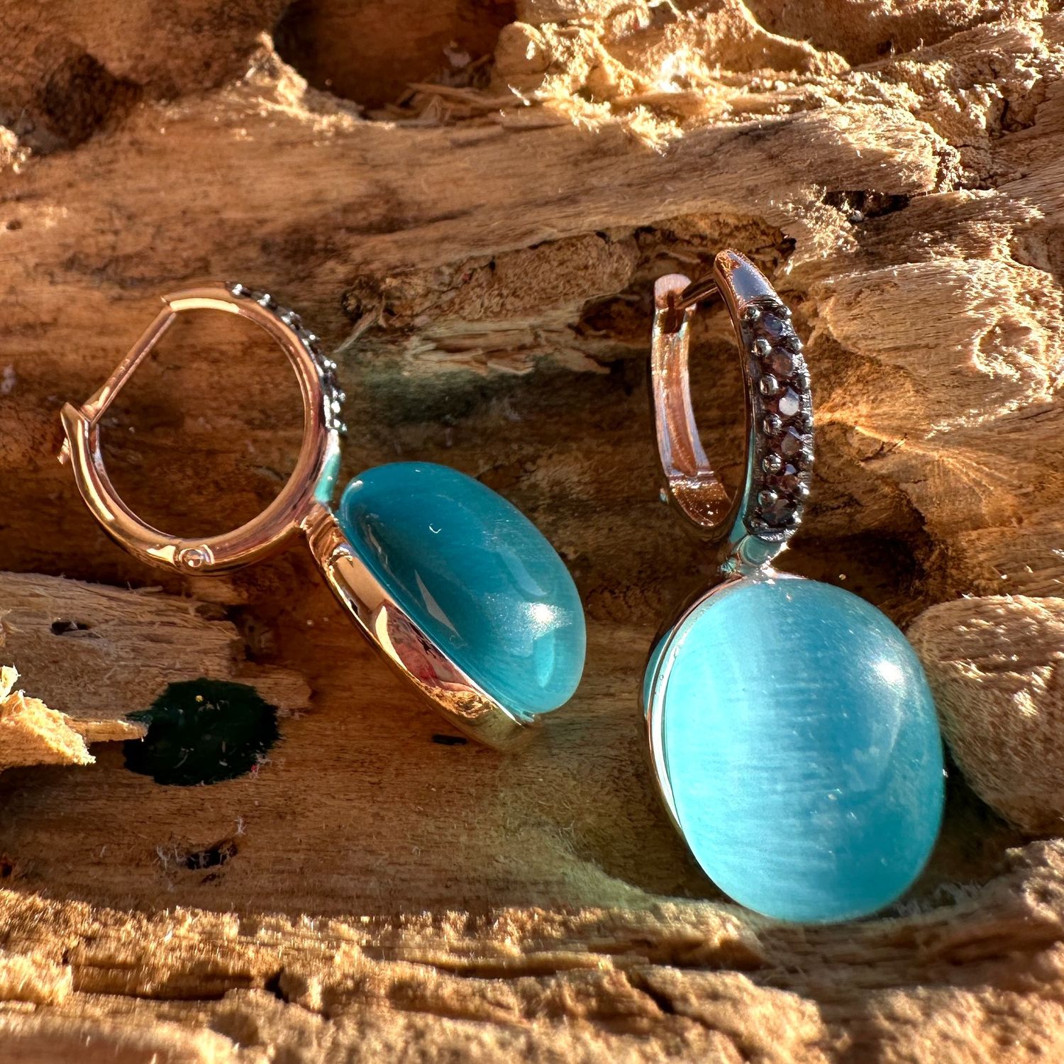 Orecchini in argento rosa con quarzo idrotermale cabochon azzurro e zirconi brown-Lucos Preziosi