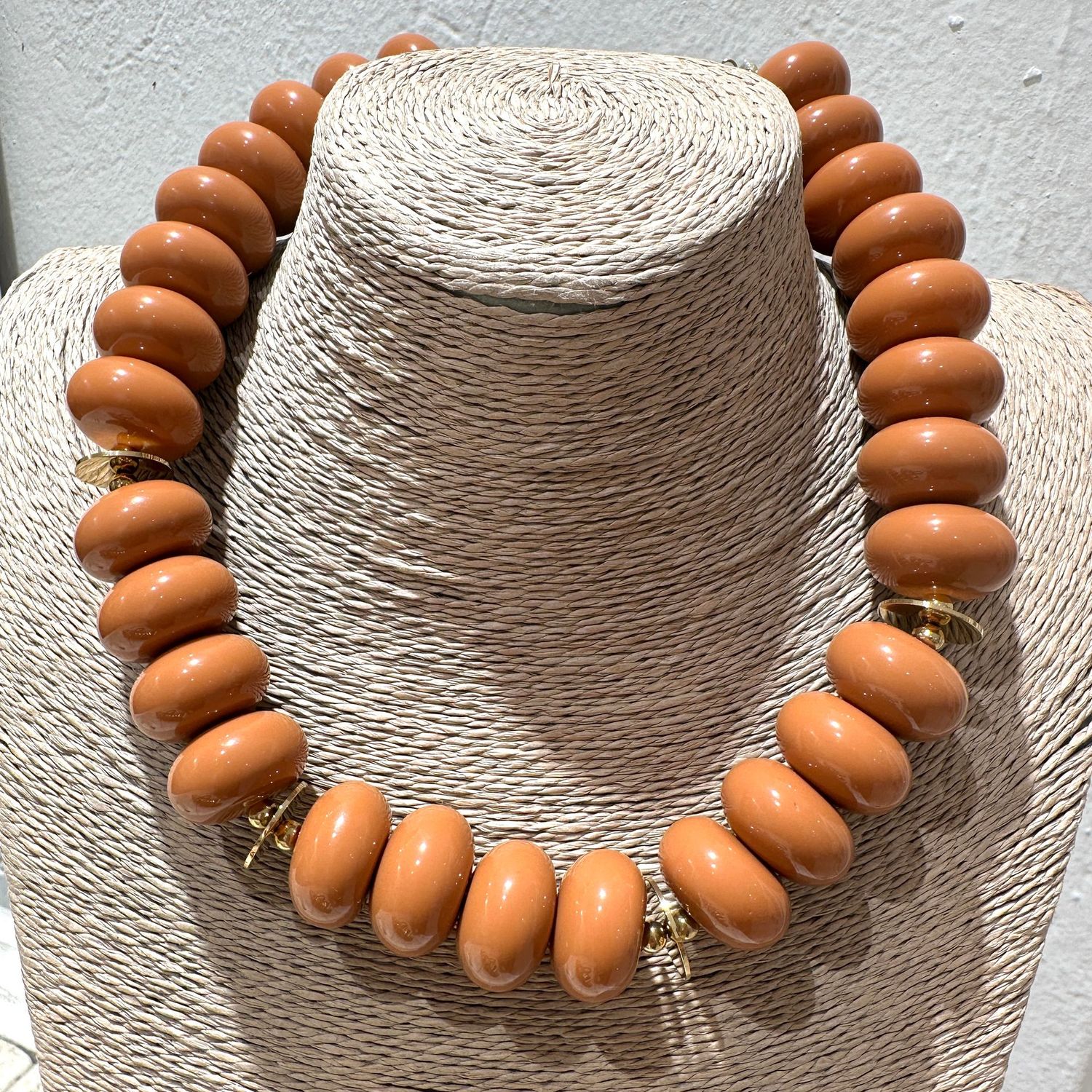 Collana in resina tinta caramello con intercalari in acciaio placcato-Zag Bijou