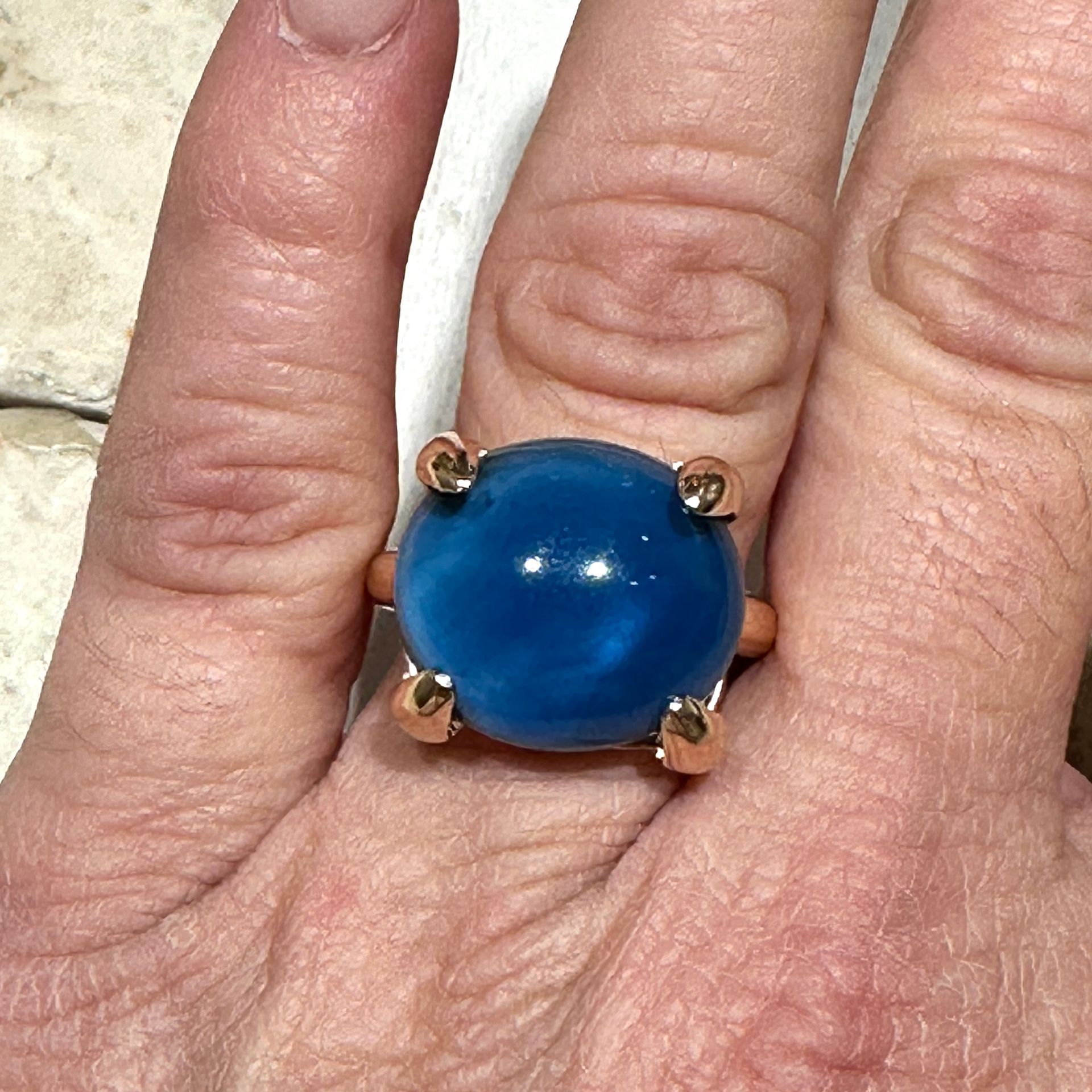 Anello in argento rosa con quarzo idrotermale cabochon blu London-Lucos Preziosi