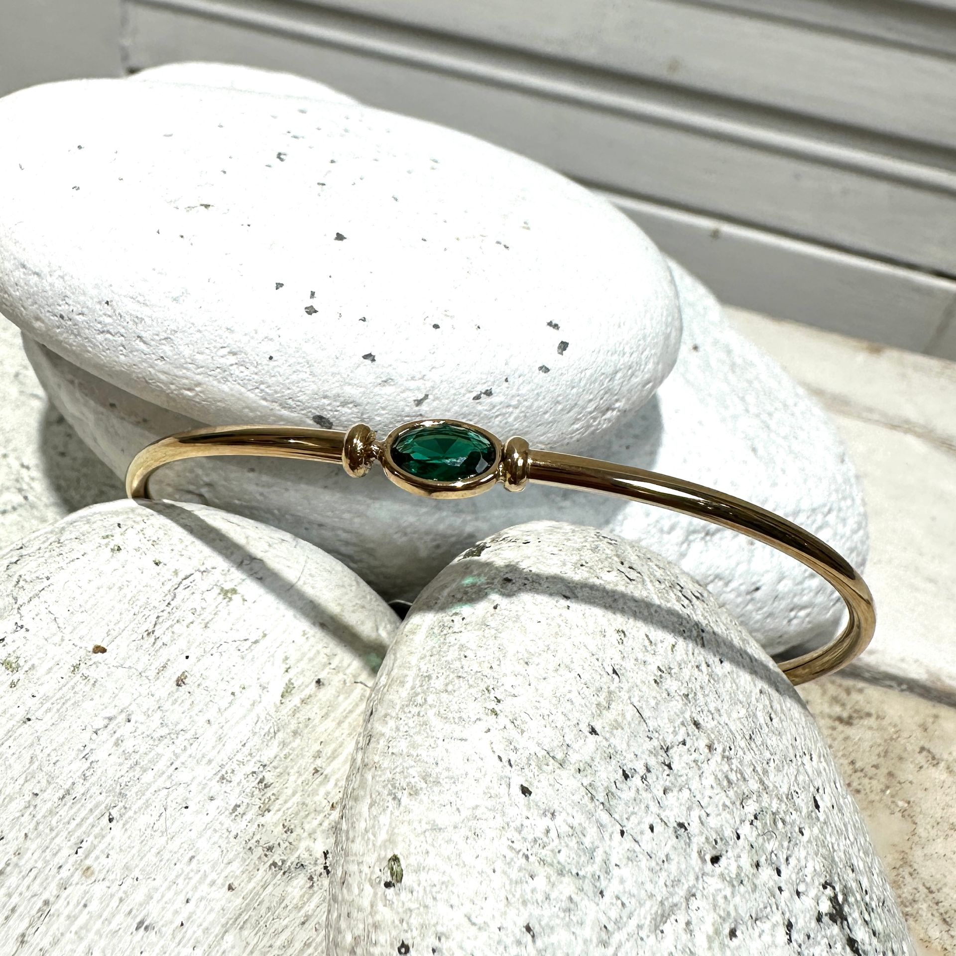 Bracciale rigido in acciaio placcato con zircone verde-Zag Bijoux