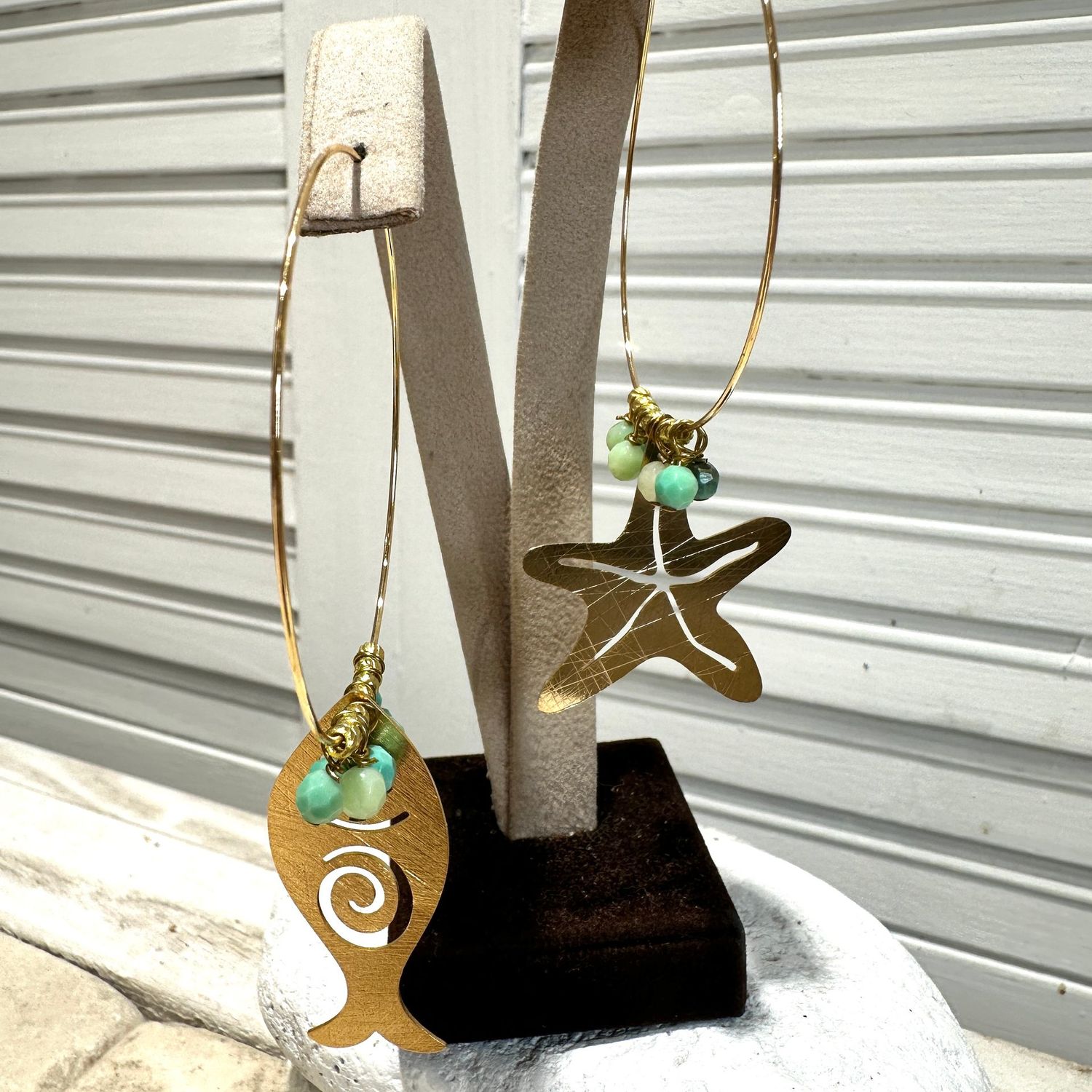 Orecchini in ottone con pesce e stella marina in crisoprasio – 9 cm-Barbara Burgio