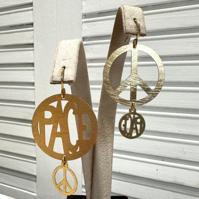 Orecchini asimmetrici in ottone “Pace” con simbolo pace – 5,5 cm-Barbara Burgio