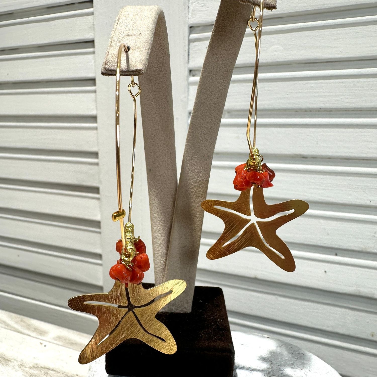 Orecchini in ottone con stella marina in corallo – 9 cm-Barbara Burgio