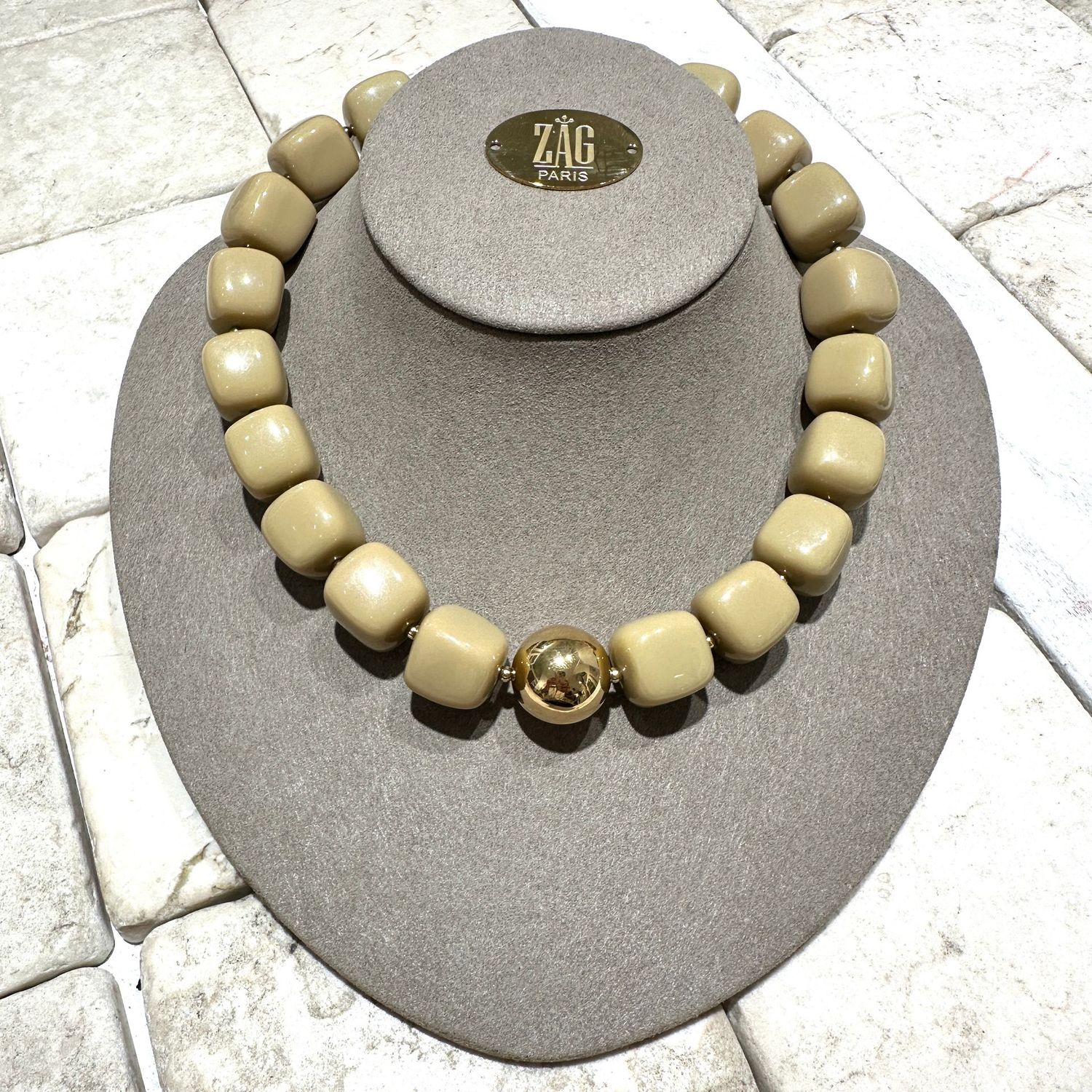Collana in resina beige con boule in acciaio placcato-Zag Bijoux