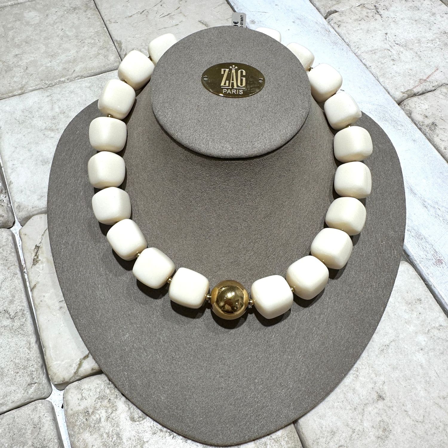 Collana tinta avorio in resina con boule in acciaio placcato-Zag Bijoux Collana tinta avorio in resina con boule in acciaio placcato-Zag Bijoux