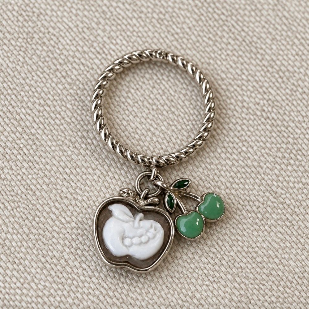 Anello in argento dorato con charms in cammeo e smalto Anello in argento dorato con charms in cammeo e smalto