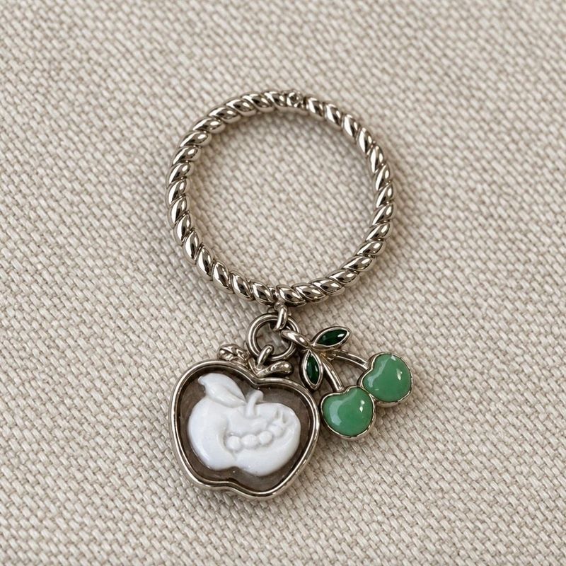 Anello in argento dorato con charms in cammeo e smalto Anello in argento dorato con charms in cammeo e smalto