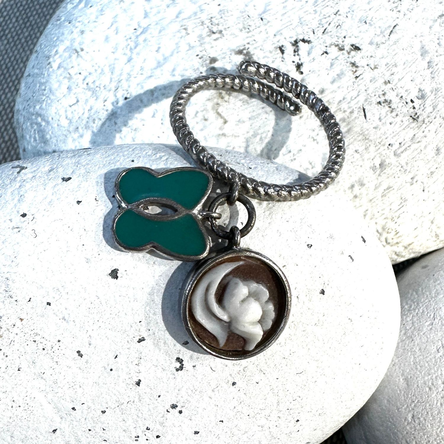 Anello in argento regolabile con charms cammeo e smalto Anello in argento regolabile con charms cammeo e smalto