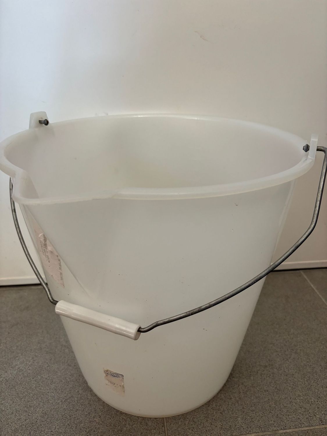 SECCHIO IN PLASTICA CON MANICO