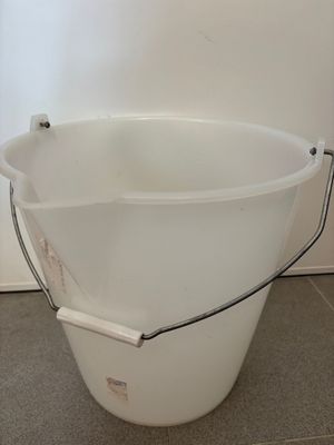 SECCHIO IN PLASTICA CON MANICO