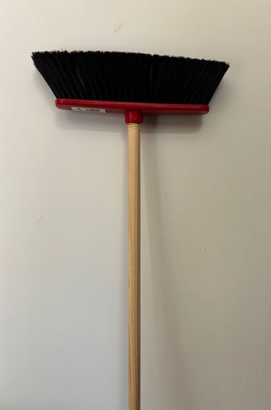 SCOPA PIUMATA CON MANICO IN LEGNO