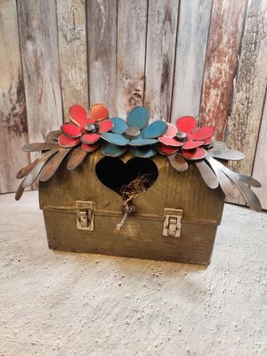 Lunch box bird house