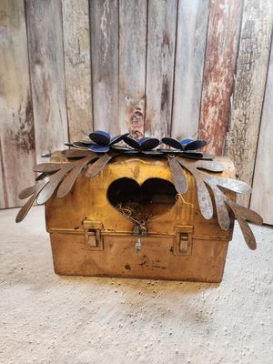 Lunch box bird house