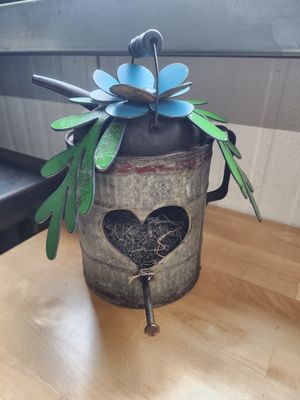 Small oil can birdhouse