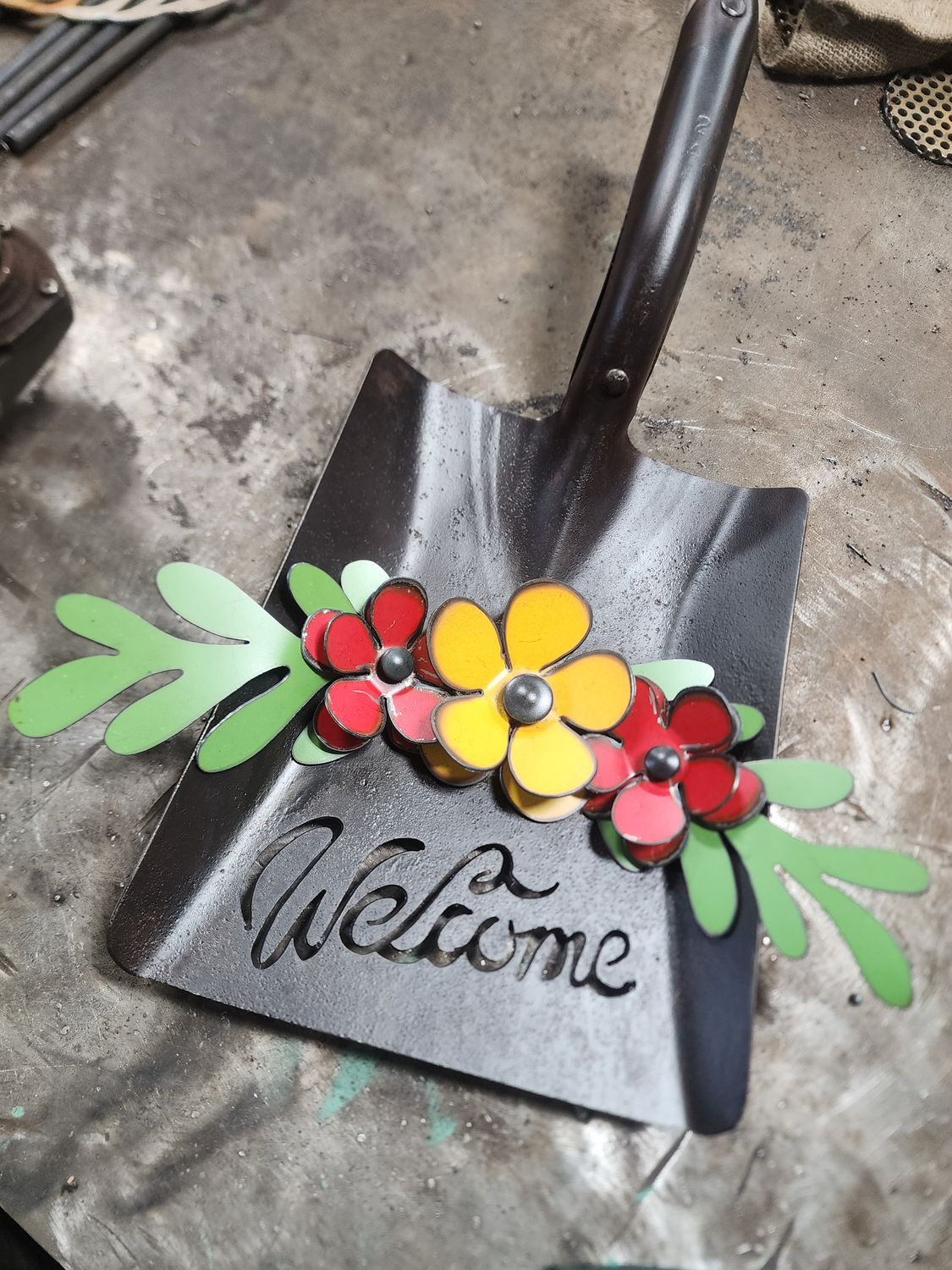 Welcome wall shovel
