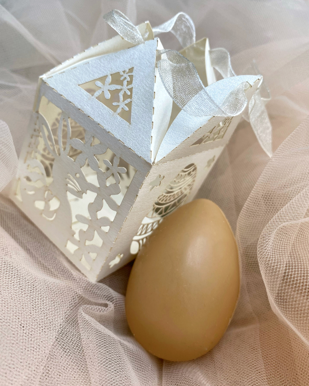 OEUF BLOND ET SA BOÎTE A COLORIER