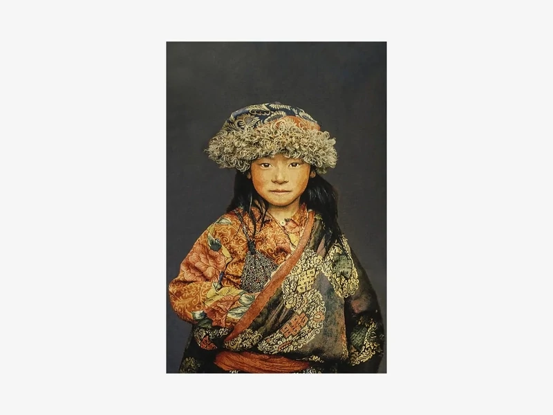 Tibetan Child Grijze achtergrond