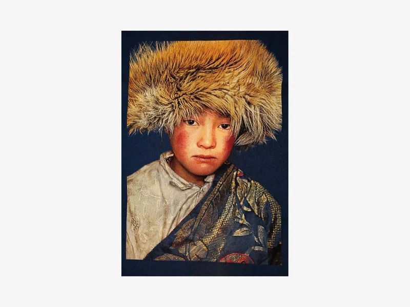 Tibetan Boy Blauwe achtergrond