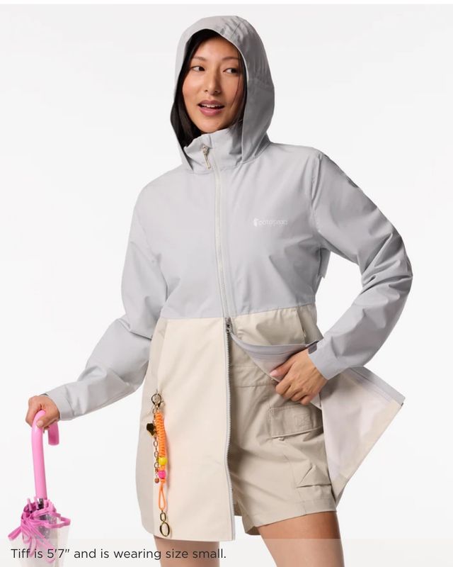 Cotopaxi Women's Cielo Rain Trench in Vapor/Chalk 