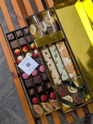 Chocolade en nougat - Luxe giftbox Chocolade en nougat - Luxe giftbox