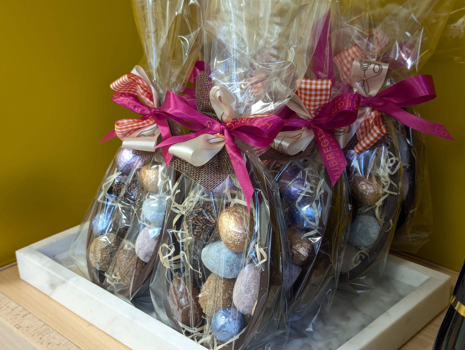 Half chocolade ei gevuld met paaseitjes