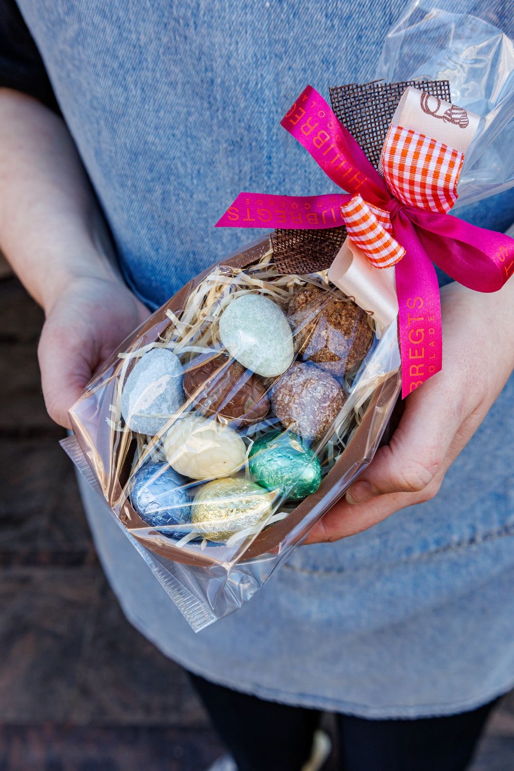 Half chocolade ei gevuld met paaseitjes