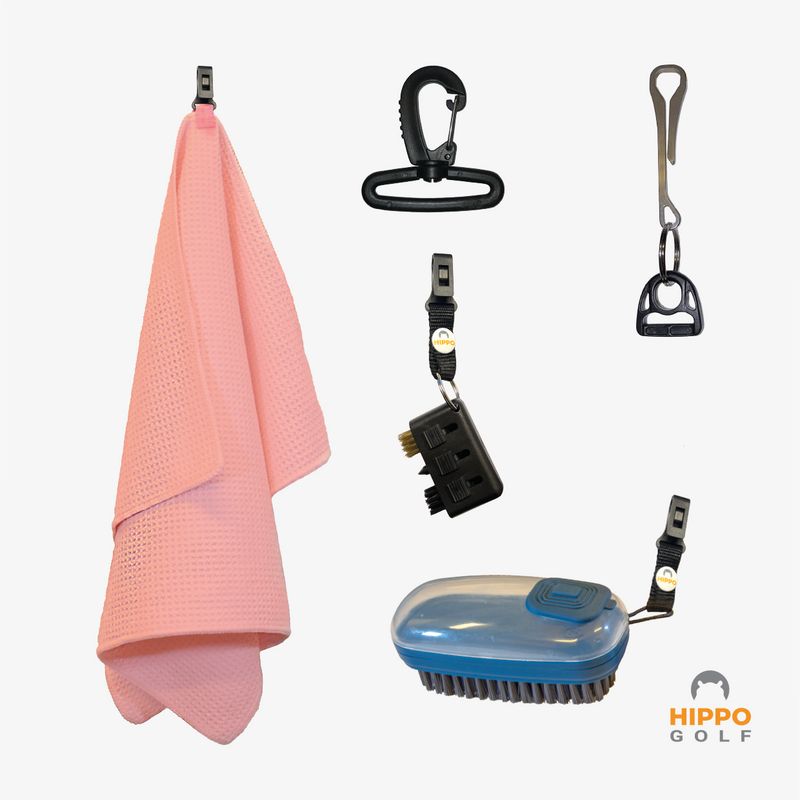 Bekvämt golfkit: Rosa greenhandduk och borstar för golfentusiaster. 