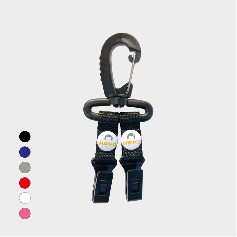Headcover- och kepshållare till golfbagen i användning.
