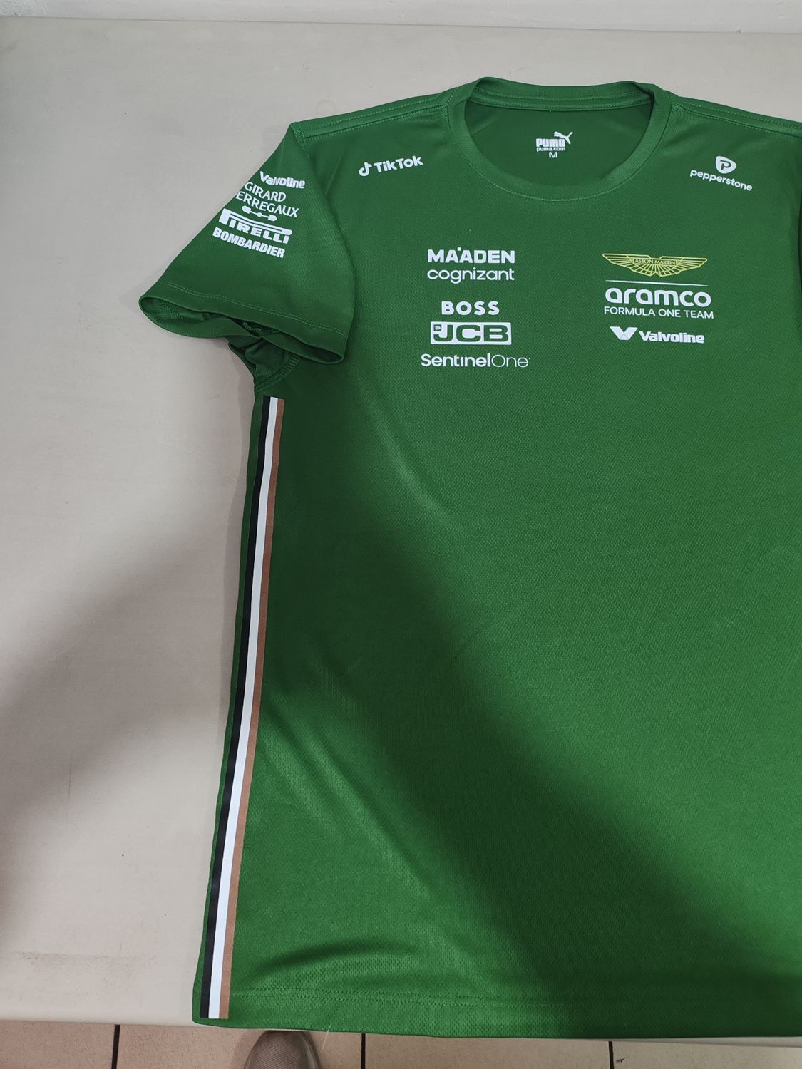 Playera cuello redondo réplica Aston Martin