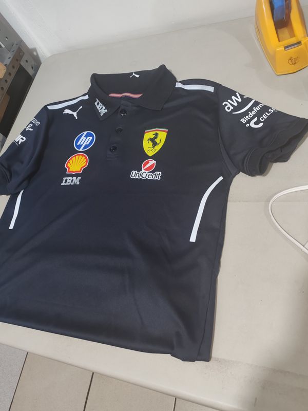 Polo Replica versión Ferrari azul marino