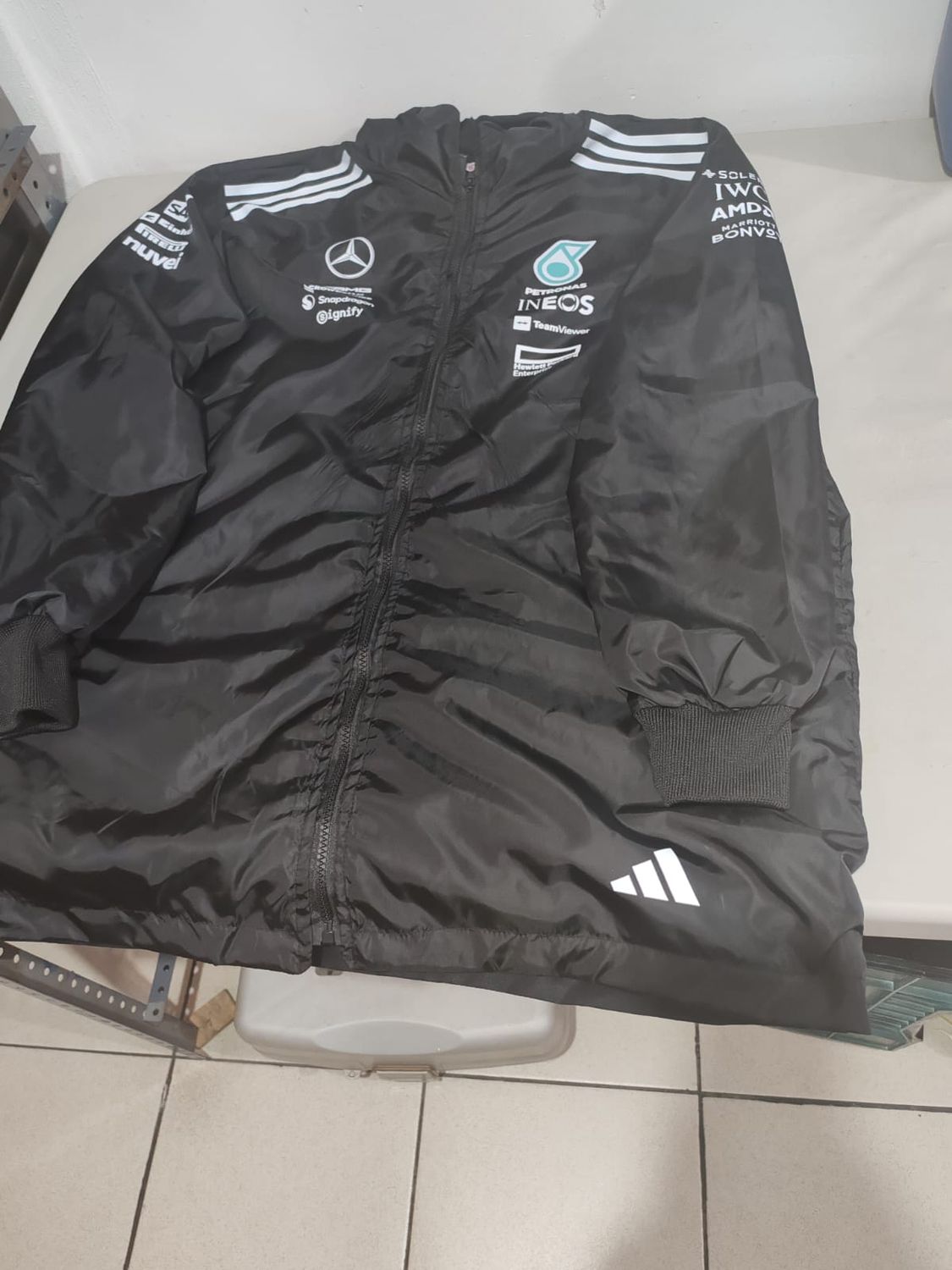 Chamarra Mercedes tipo cazadora 2025