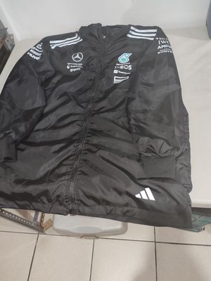 Chamarra Mercedes tipo cazadora 2025