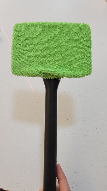 Window wildshield cleaner