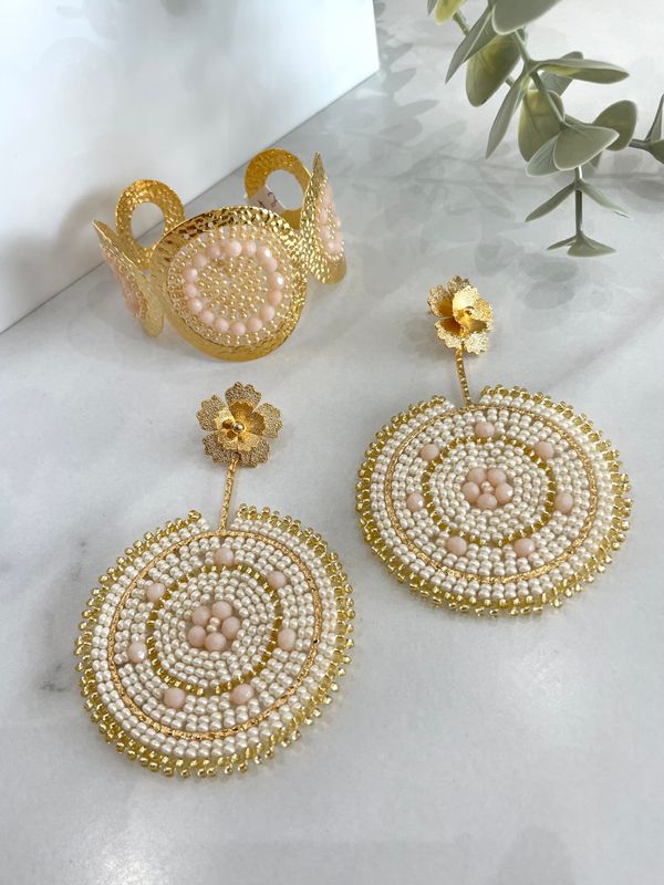 Delicate Pearls Earrings Set