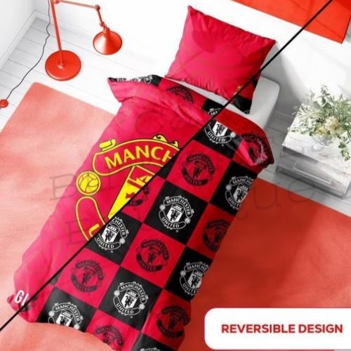 Manchester United-themed duvet cover and pillowcase set.