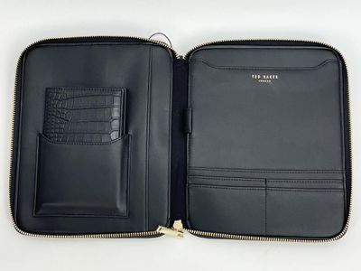 👛Ted Baker Meyti A5 Croco Reisportemonnee Zwart – 24 x 19 x 2 cm 🖤✨