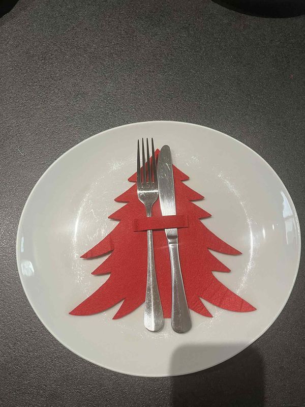 🎄 Kerst Bestekhouder Rood Vilt – Set van 4 Stuks | Feestelijke Tafeldecoratie ✨
