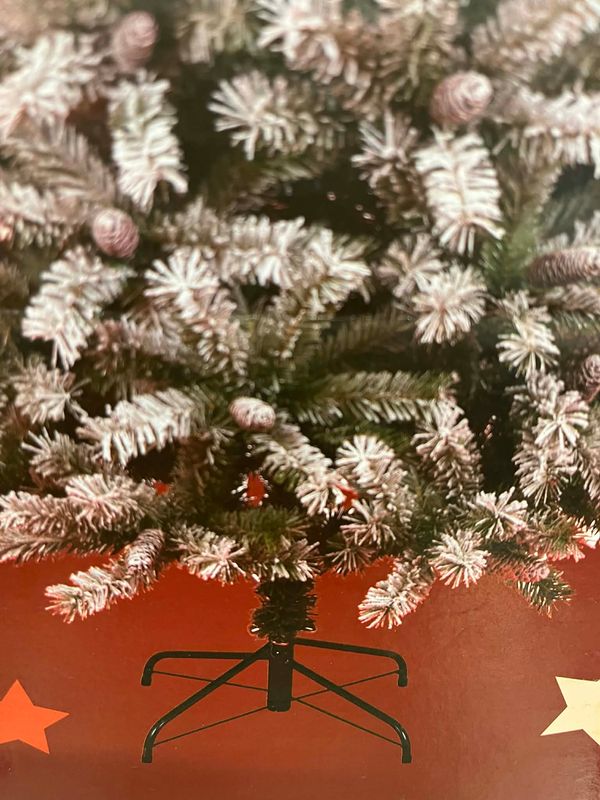 🎄 Tarrington Besneeuwde Kerstboom met Dennenappels – 1,2 m Hoog ✨