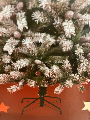 🎄 Tarrington Besneeuwde Kerstboom met Dennenappels – 1,2 m Hoog ✨