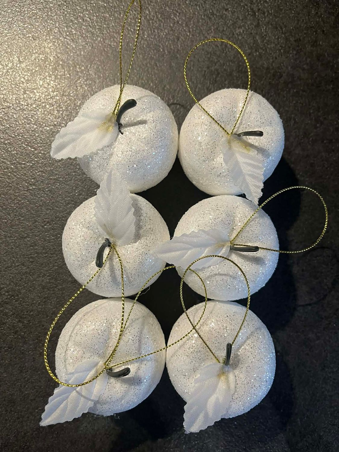 Deco kerst witte glinsterende appeltjes om op te hangen  5 cm 6 stuks