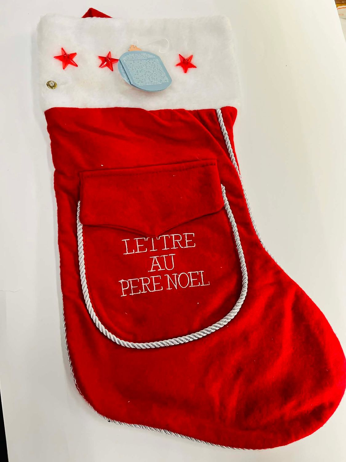 Kerstsok met brief aan de kerstman en lichtjes