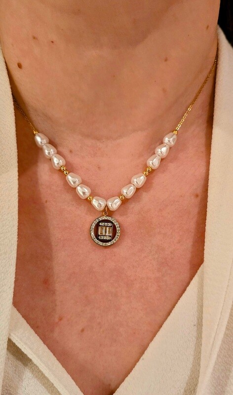 Fijne Halsketting Met Parels en Rond Embleem