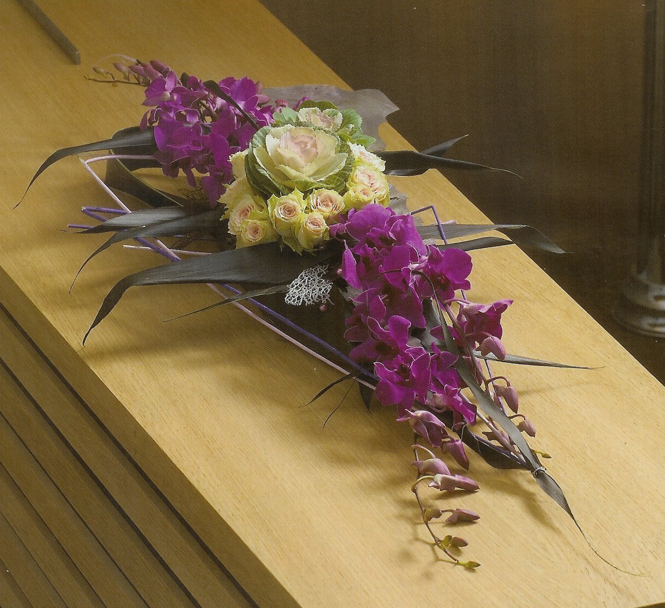 Kiststuk 60cm met Orchidee, Sierkool, Roosjes en Aspidistrablad Kiststuk 60cm met Orchidee, Sierkool, Roosjes en Aspidistrablad